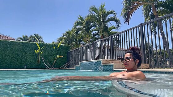 بزاز كبيره swimming pool nude